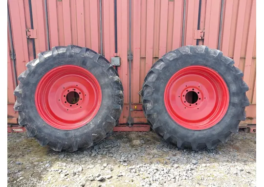 Fendt renkaat 18.4R38 vanteilla /