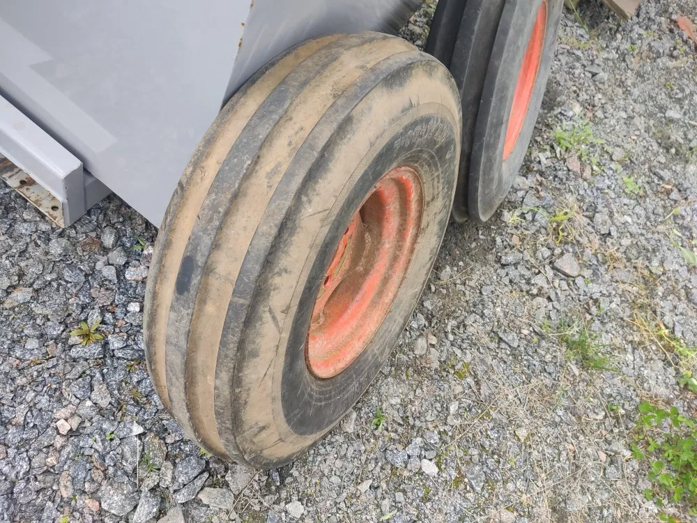 Dunlop 7.00-12 Vanteilla / 5-pulttiset vanteet
