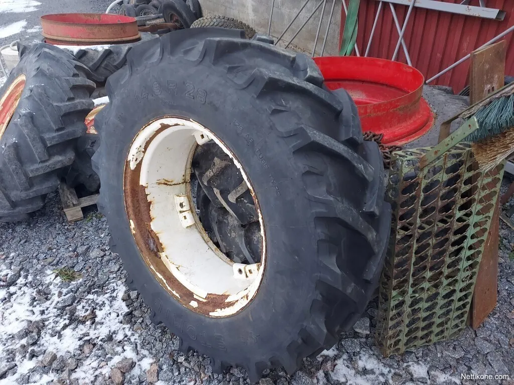 Valtra Rengas 14.9R28 / Vanteella