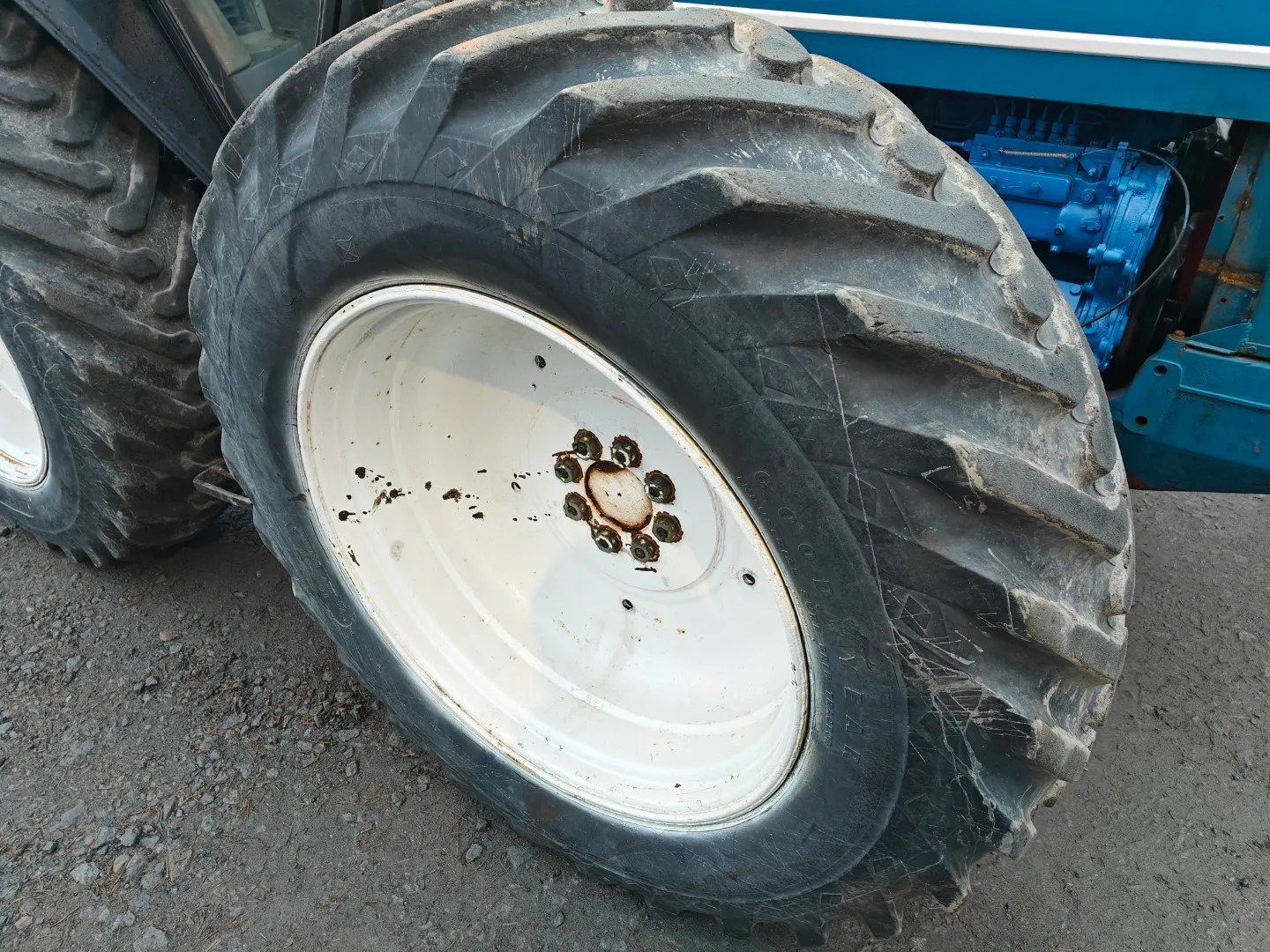 Ford County 1124, kutoskoneella / Hytillinen, katso video!