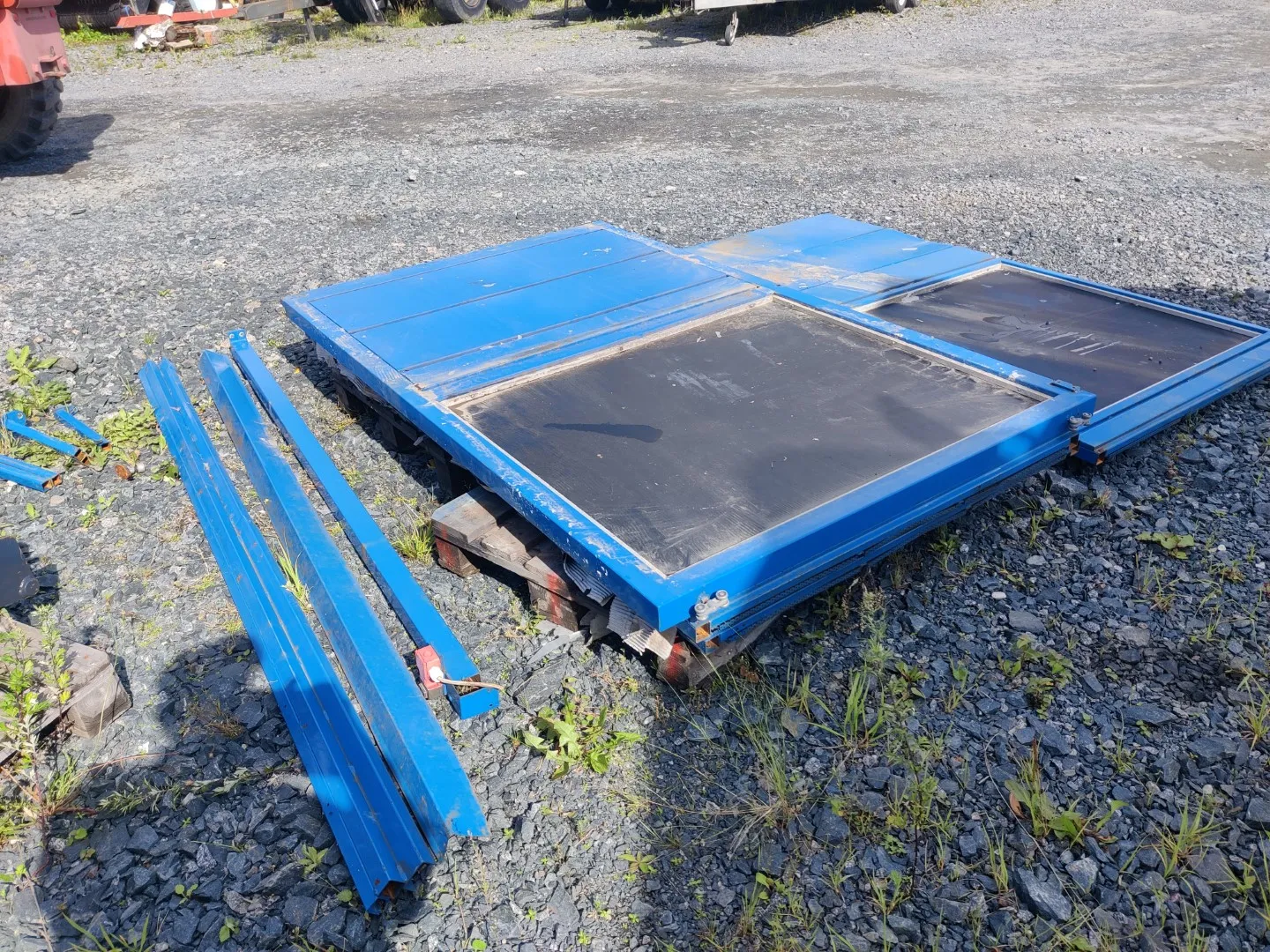 Metallinen liukuoviseinä / mustilla plekseillä