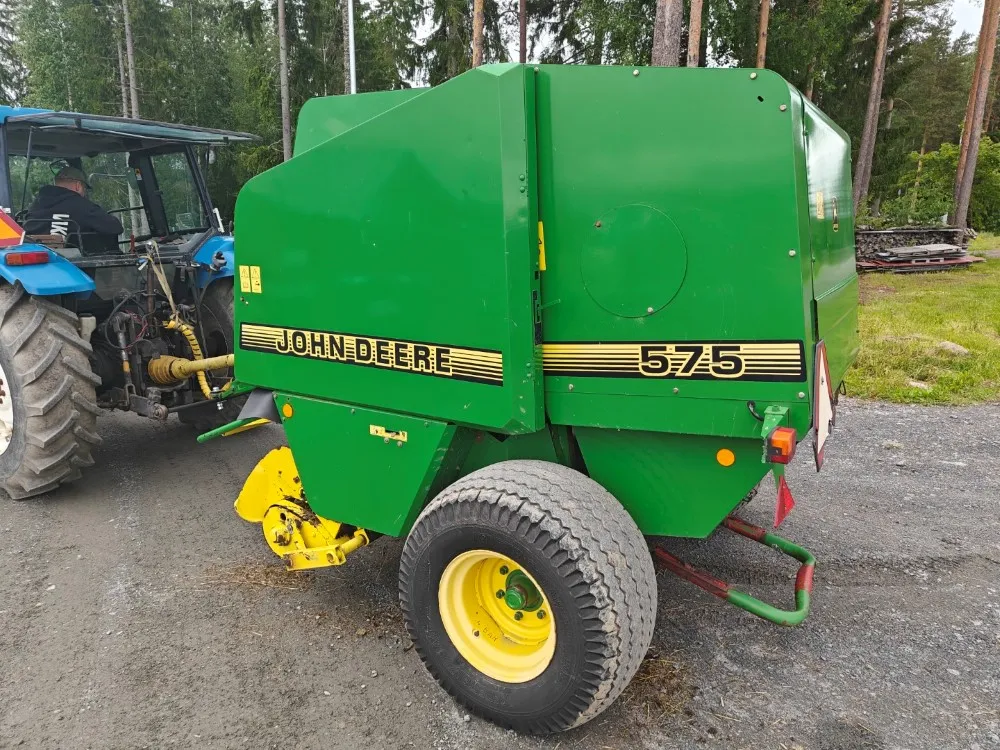John Deere 575 pyöröpaalain / Katso video!