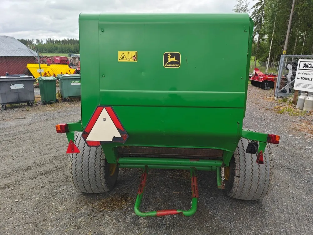 John Deere 575 pyöröpaalain / Katso video!