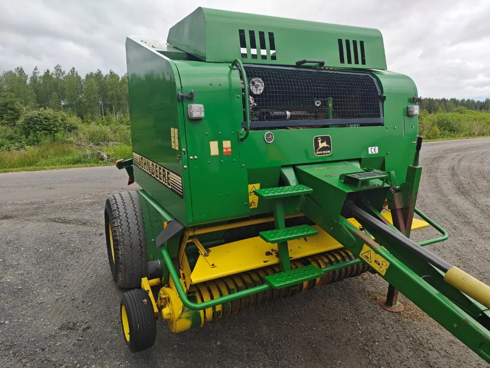 John Deere 575 pyöröpaalain / Katso video!