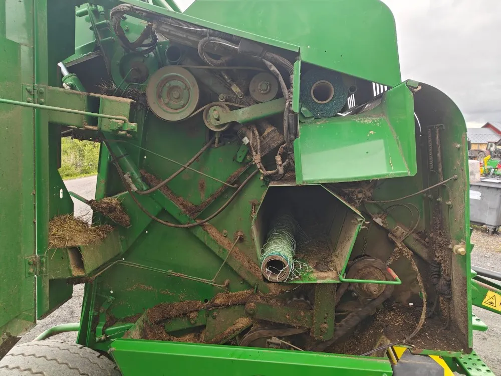 John Deere 575 pyöröpaalain / Katso video!