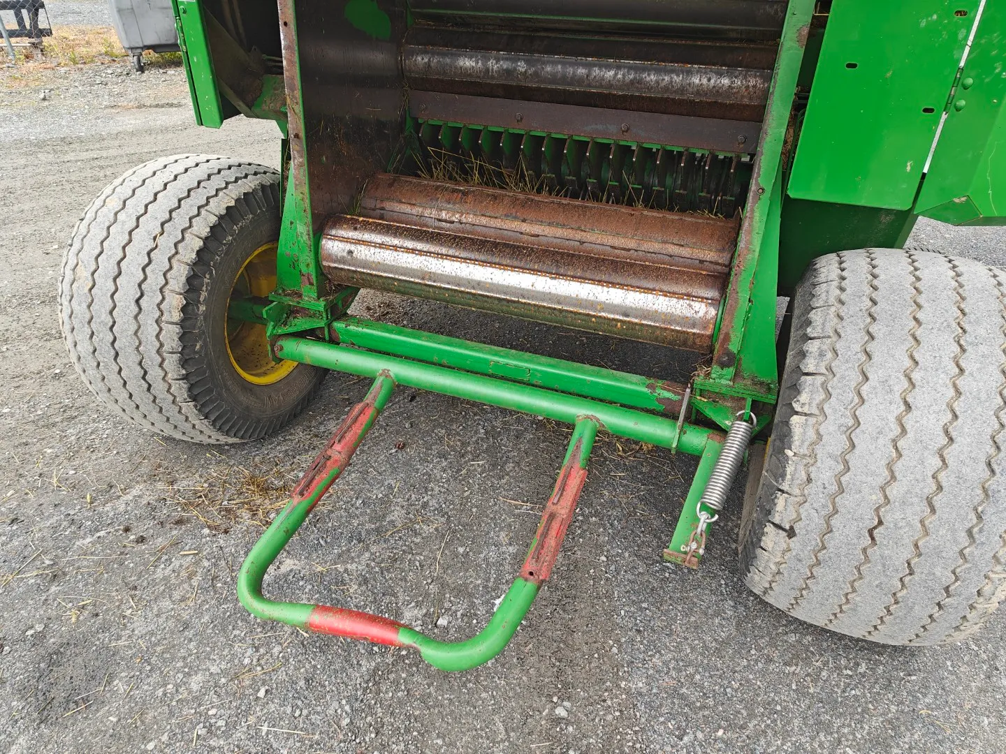 John Deere 575 pyöröpaalain / Katso video!