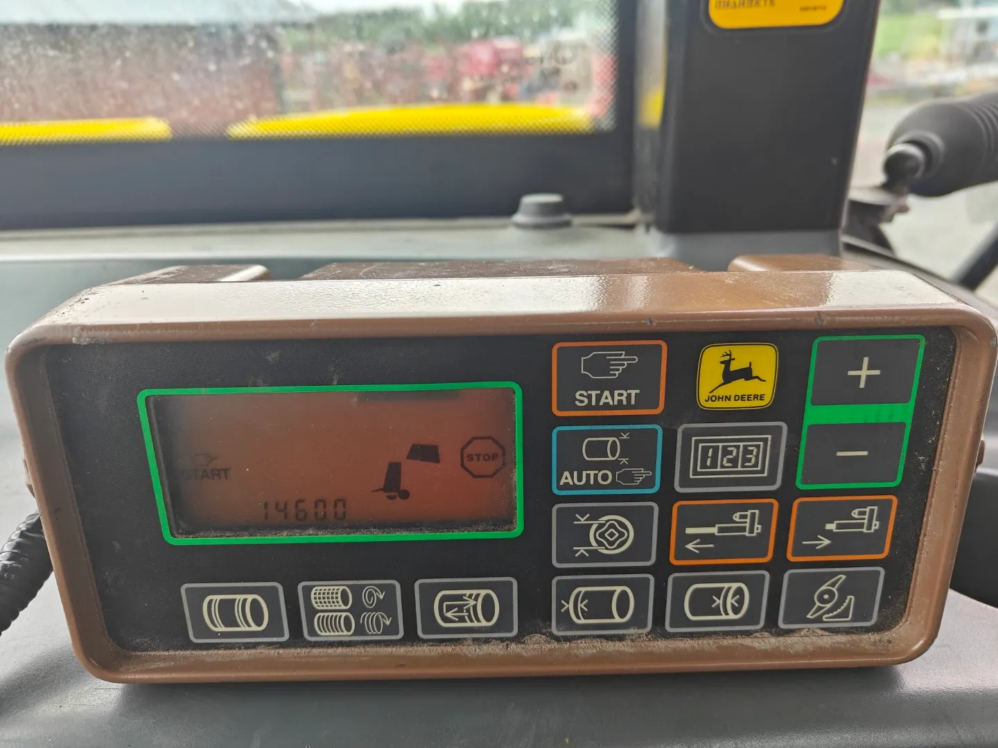 John Deere 575 pyöröpaalain / Katso video!