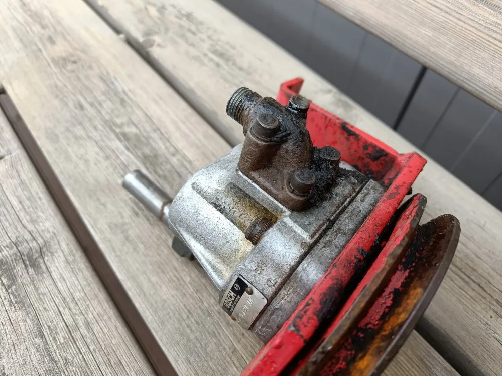 Sampo 410 leikkuupuimurin / hydrauliikkapumppu