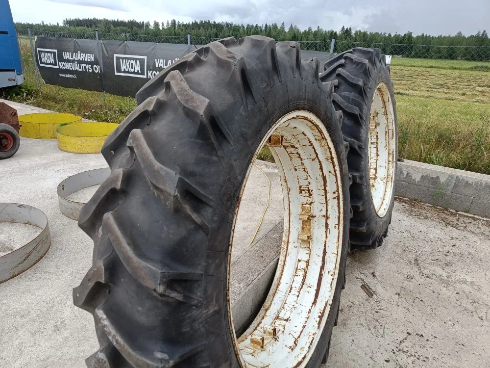 Traktorin renkaat 13.6/12x38 vannekehillä / Pintaa hyvin!