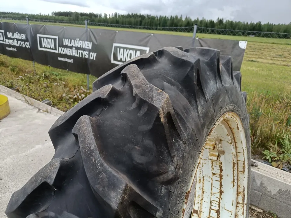 Traktorin renkaat 13.6/12x38 vannekehillä / Pintaa hyvin!