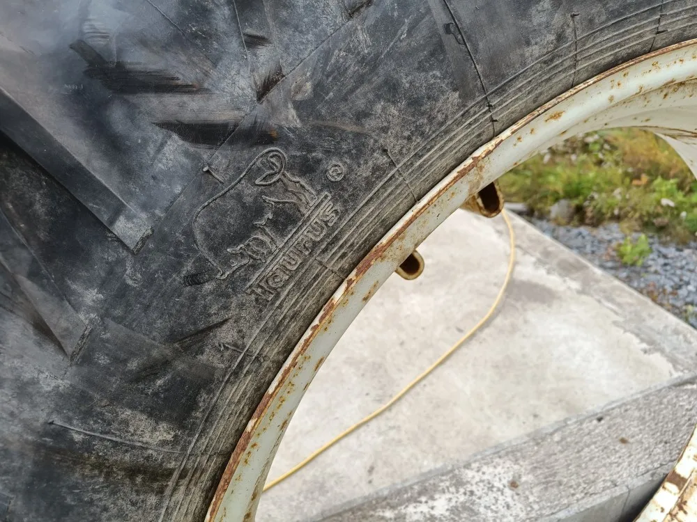 Traktorin renkaat 13.6/12x38 vannekehillä / Pintaa hyvin!