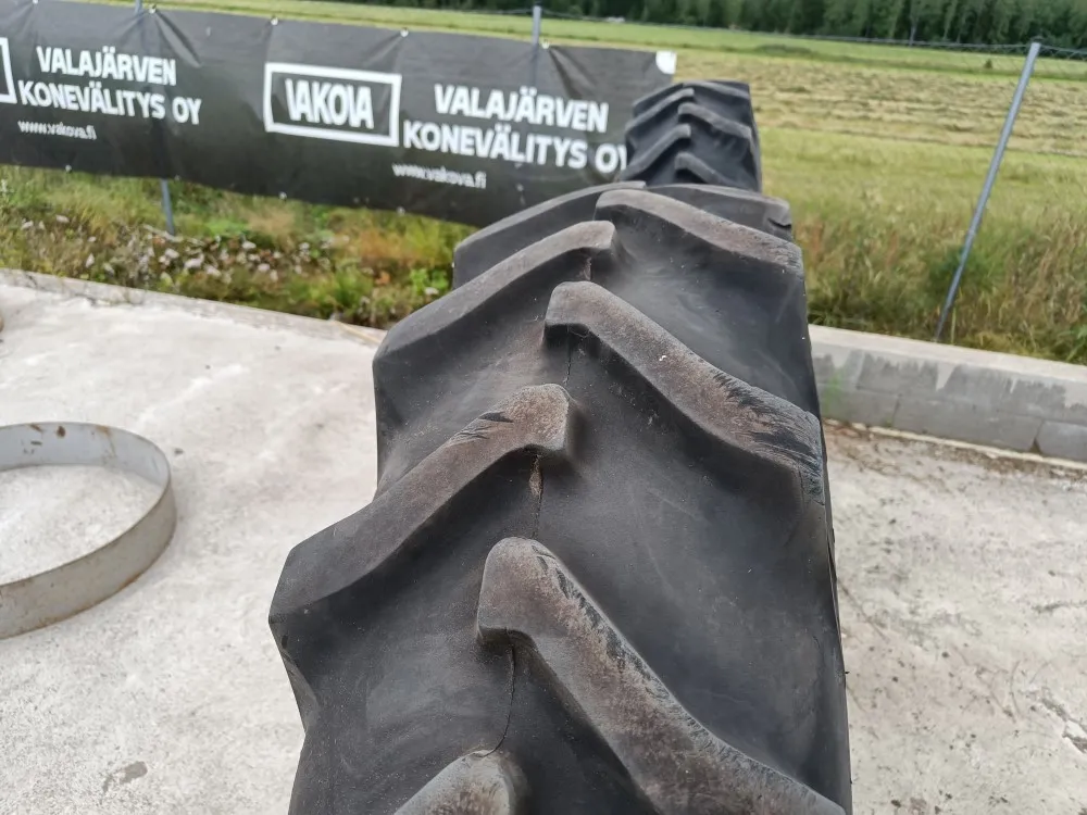 Traktorin renkaat 13.6/12x38 vannekehillä / Pintaa hyvin!