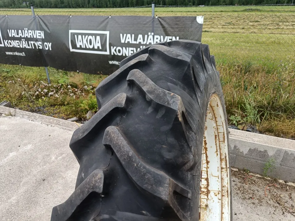 Traktorin renkaat 13.6/12x38 vannekehillä / Pintaa hyvin!