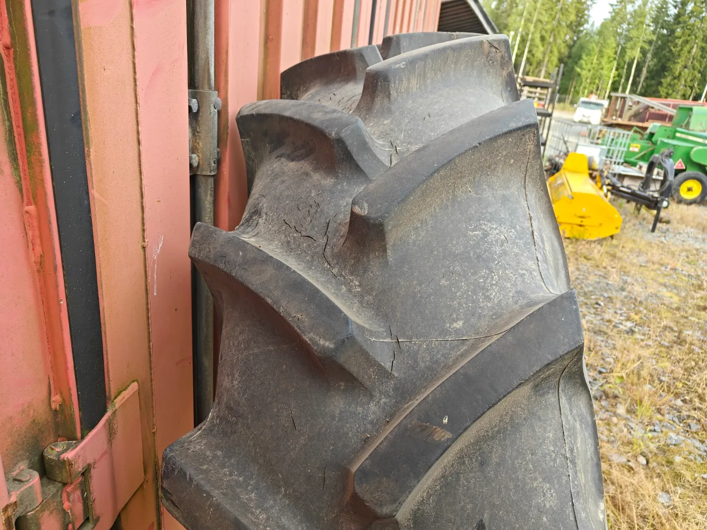Traktorin renkaat 18.4R38 / Vannekehillä - Hyvin pintaa