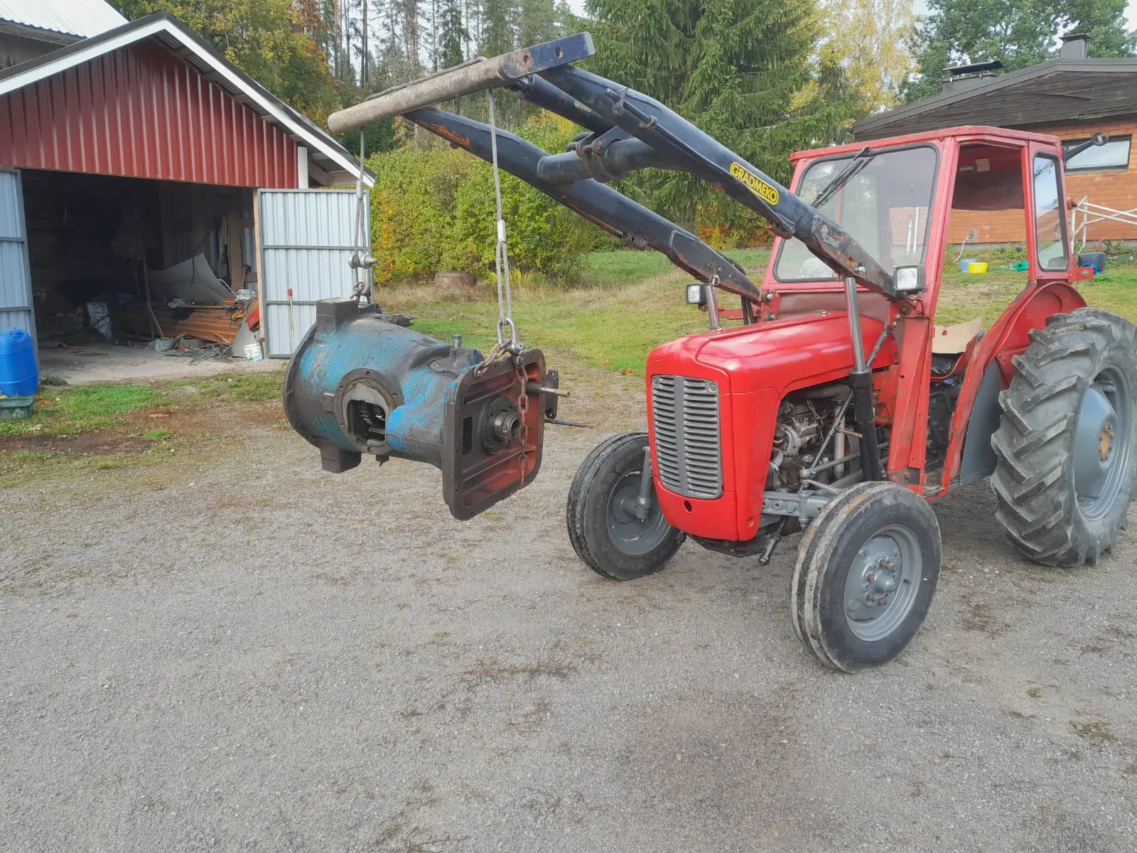 Traktori Massey Ferguson 35 etukuormaajalla / Mukaan 2 kpl varaosatraktoreita