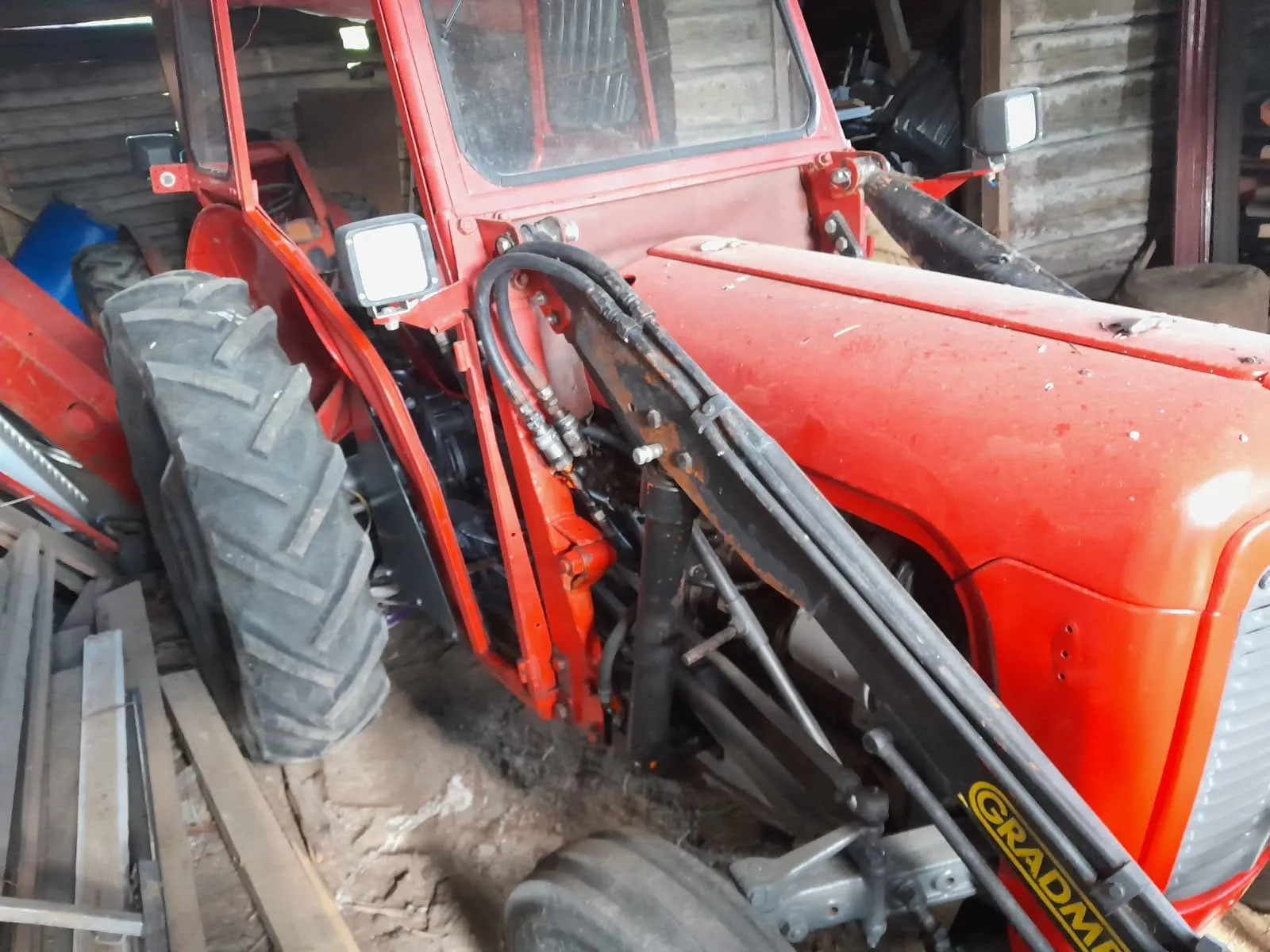 Traktori Massey Ferguson 35 etukuormaajalla / Mukaan 2 kpl varaosatraktoreita