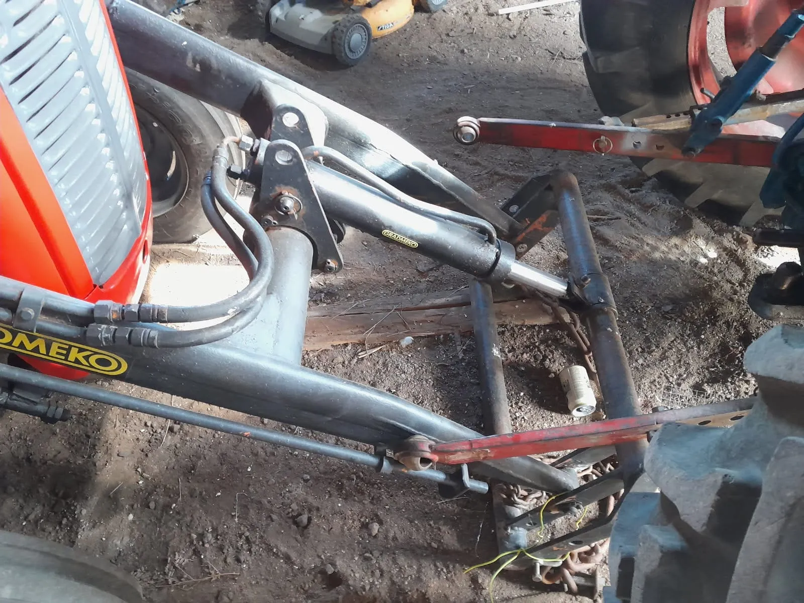 Traktori Massey Ferguson 35 etukuormaajalla / Mukaan 2 kpl varaosatraktoreita