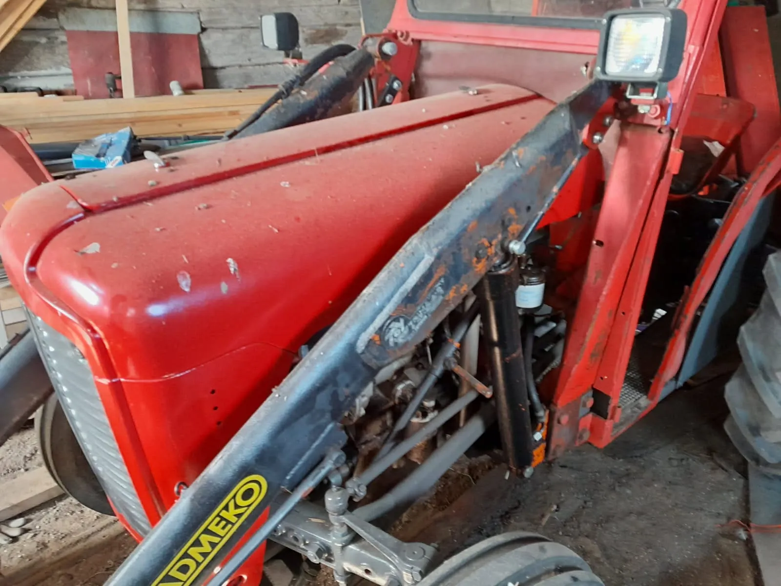 Traktori Massey Ferguson 35 etukuormaajalla / Mukaan 2 kpl varaosatraktoreita