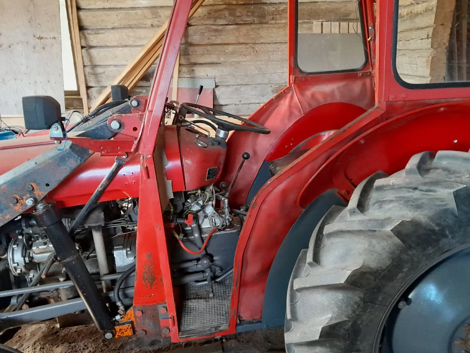 Traktori Massey Ferguson 35 etukuormaajalla / Mukaan 2 kpl varaosatraktoreita