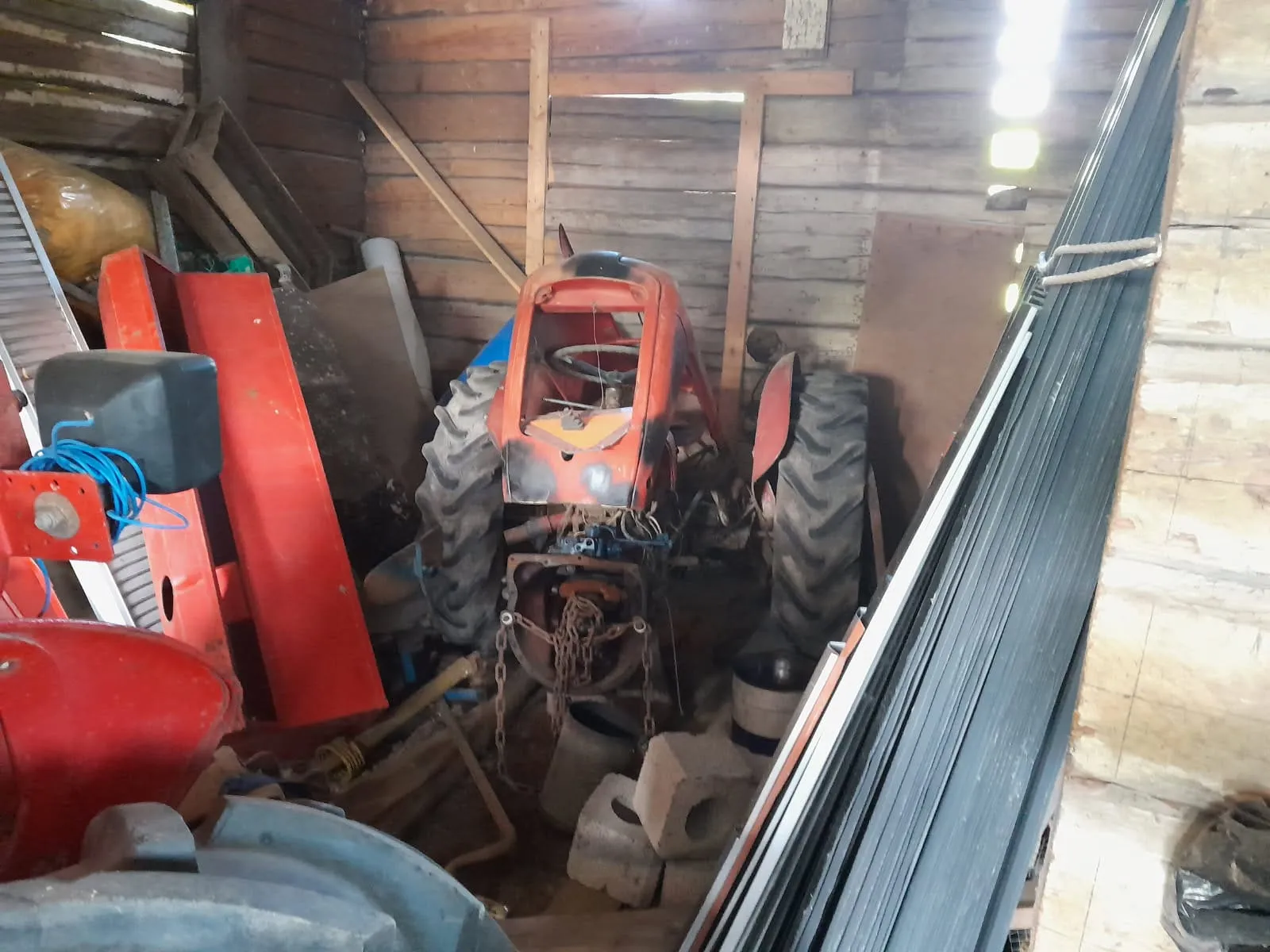 Traktori Massey Ferguson 35 etukuormaajalla / Mukaan 2 kpl varaosatraktoreita