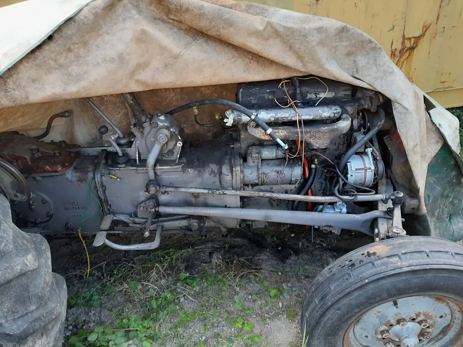 Traktori Massey Ferguson 35 etukuormaajalla / Mukaan 2 kpl varaosatraktoreita