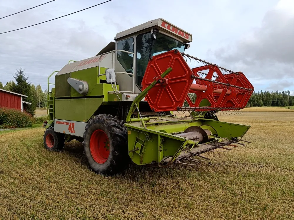Claas Dominator 48S leikkuupuimuri / Hydraulisella torvella