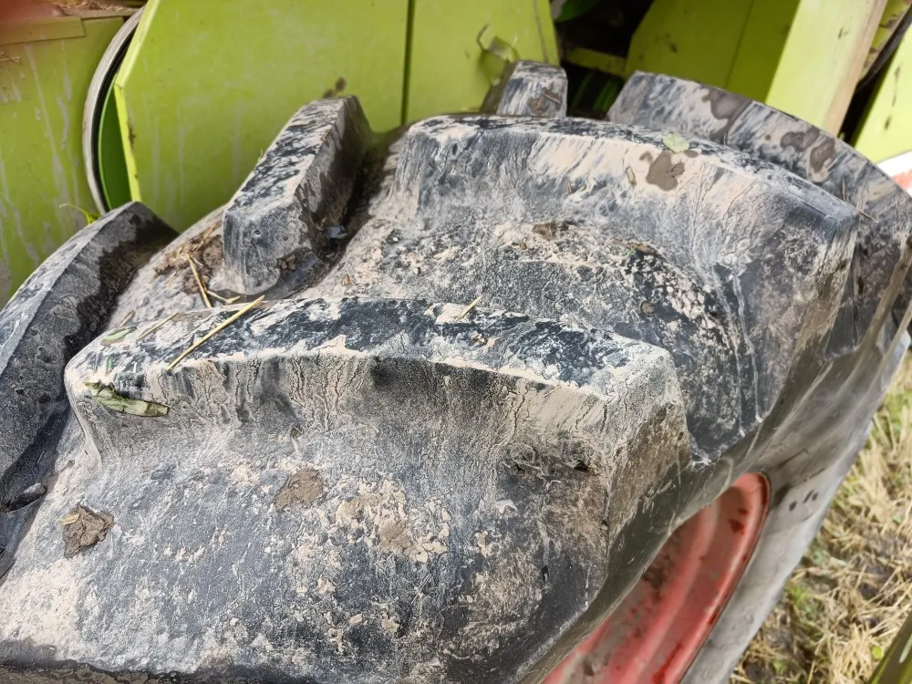 Claas Dominator 48S leikkuupuimuri / Hydraulisella torvella