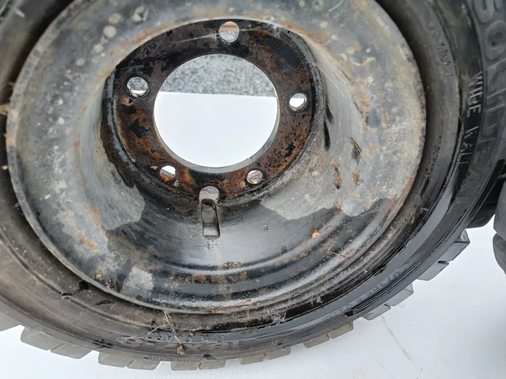 Trukin renkaat 2 kpl 18x7-8 vanteilla /