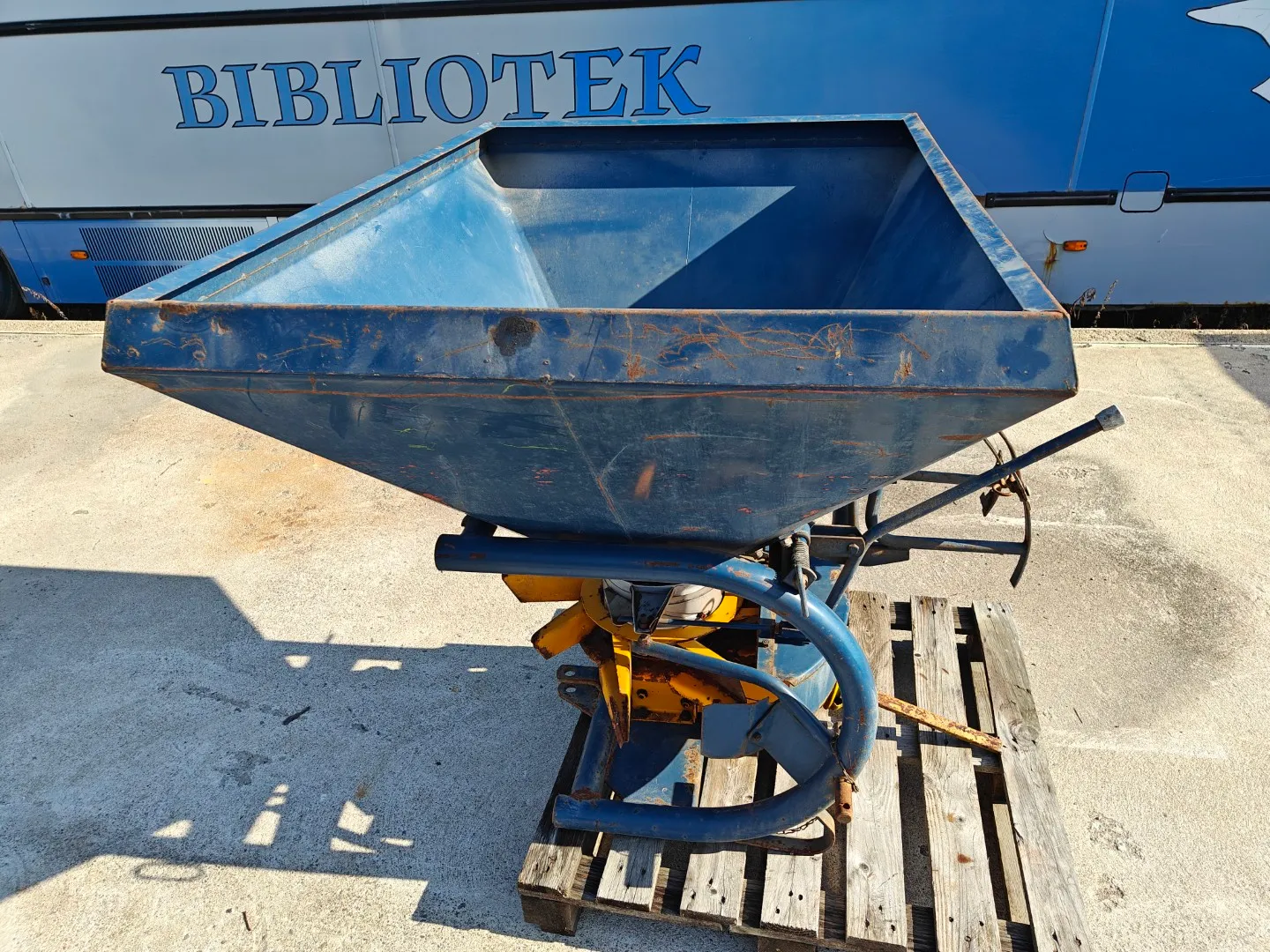 Bogballe B500 pintaleviitn / Kantikkaalla säiliöllä