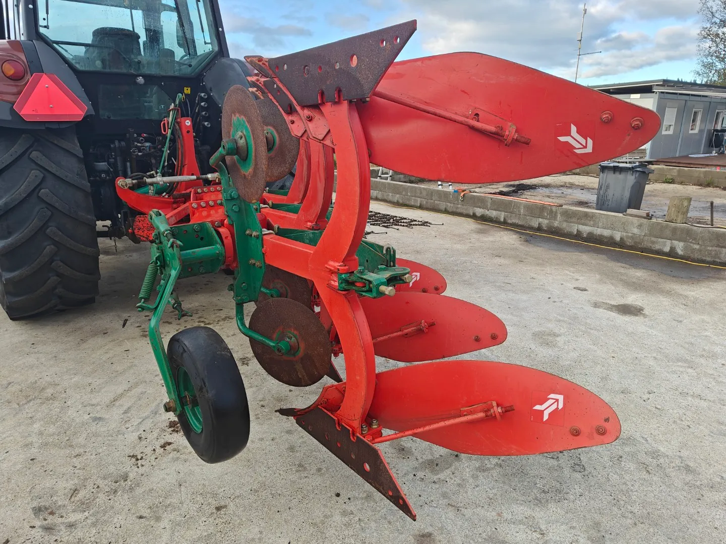 Kverneland E160-8 - 3-siipiset paluuaurat / Erittäin siistit kääntöaurat - Katso video!