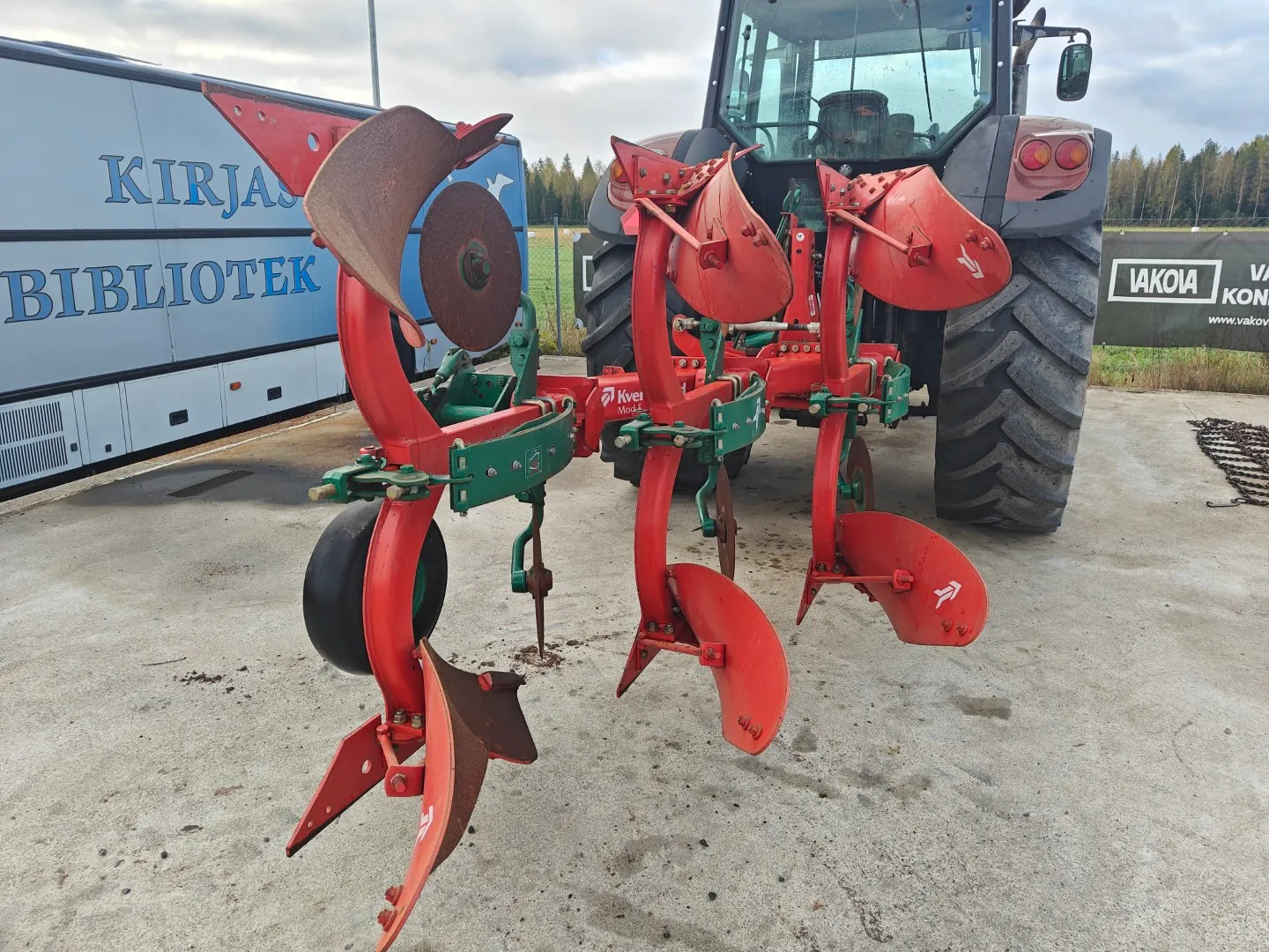 Kverneland E160-8 - 3-siipiset paluuaurat / Erittäin siistit kääntöaurat - Katso video!