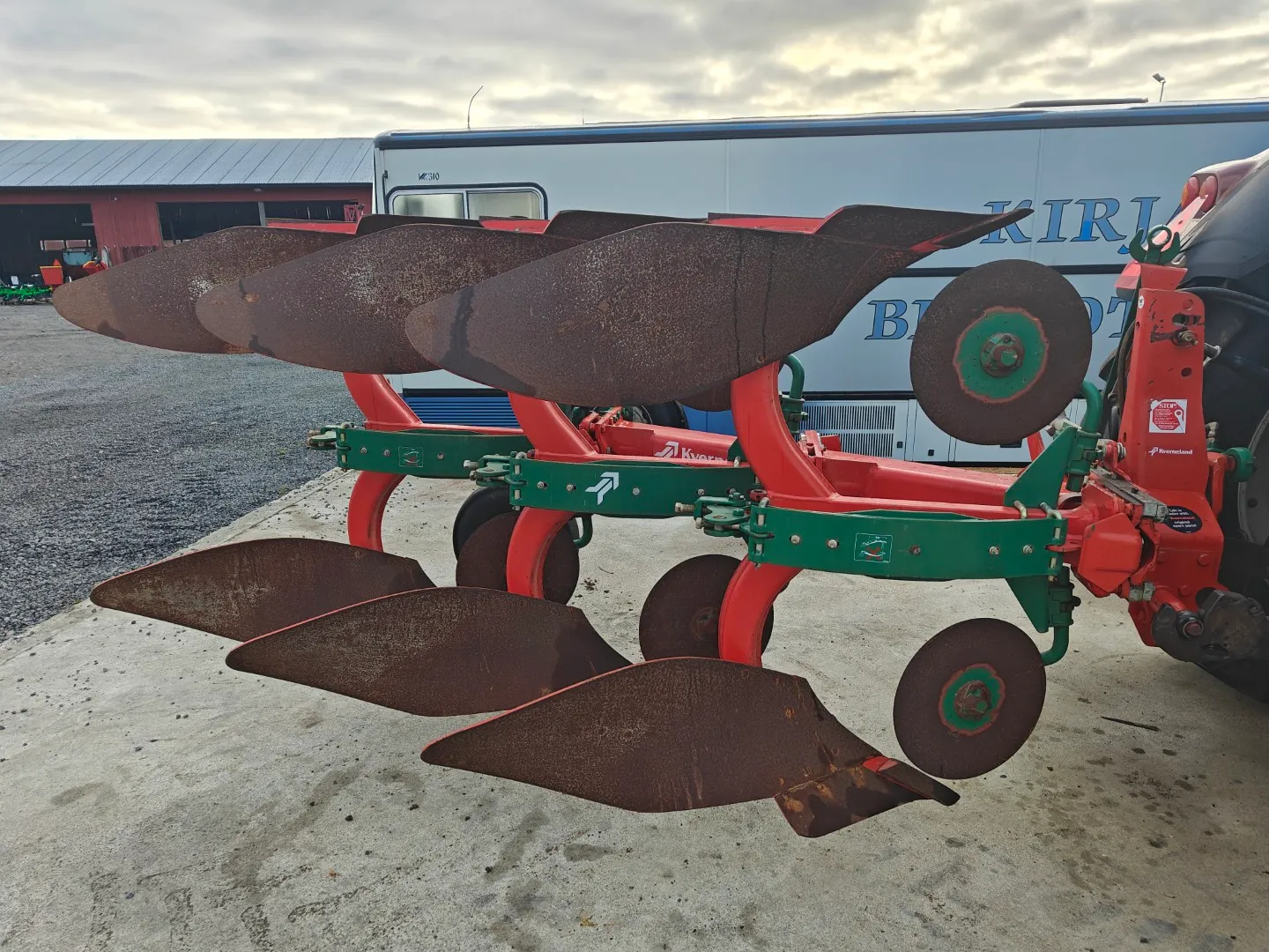 Kverneland E160-8 - 3-siipiset paluuaurat / Erittäin siistit kääntöaurat - Katso video!