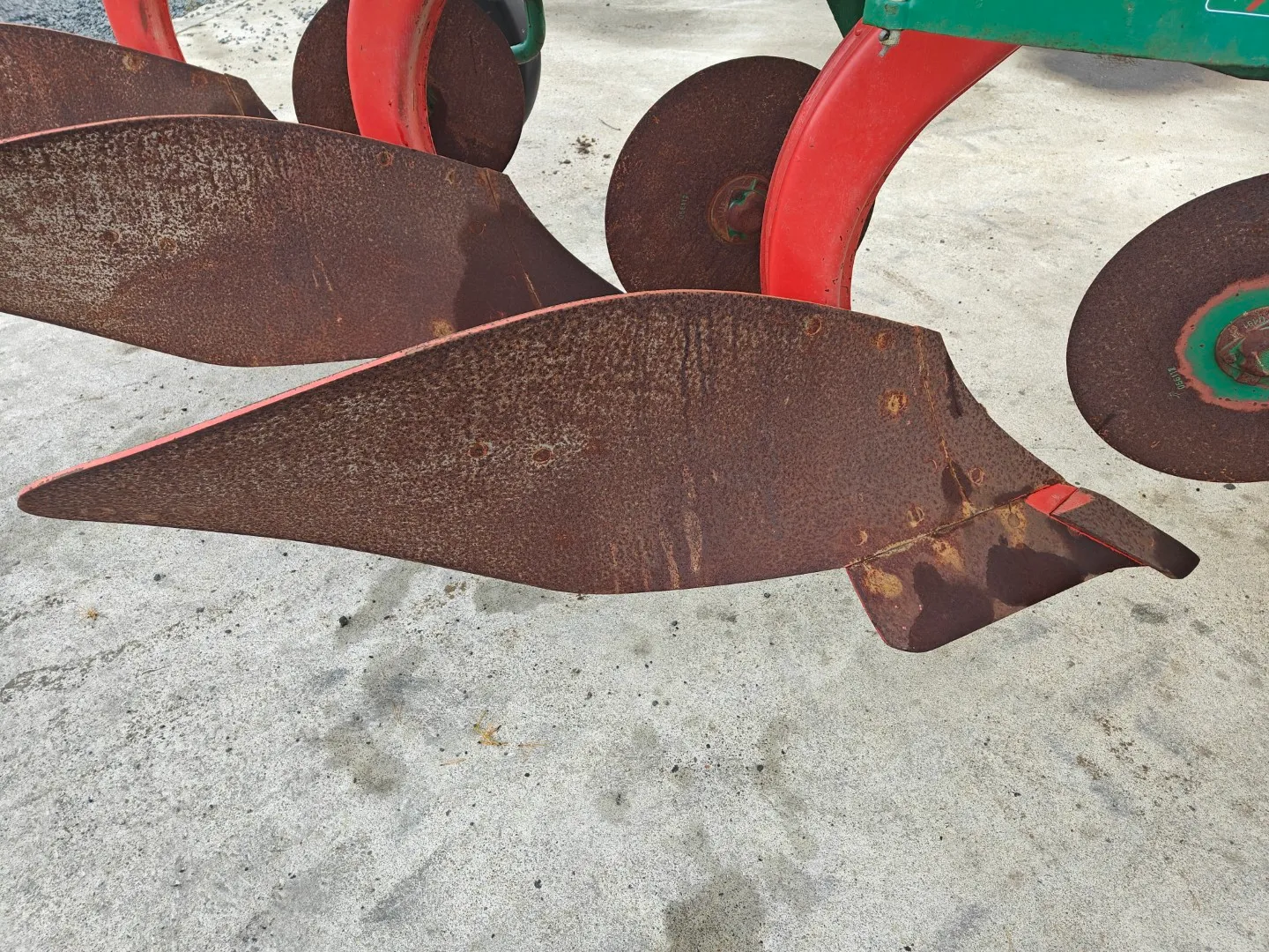 Kverneland E160-8 - 3-siipiset paluuaurat / Erittäin siistit kääntöaurat - Katso video!