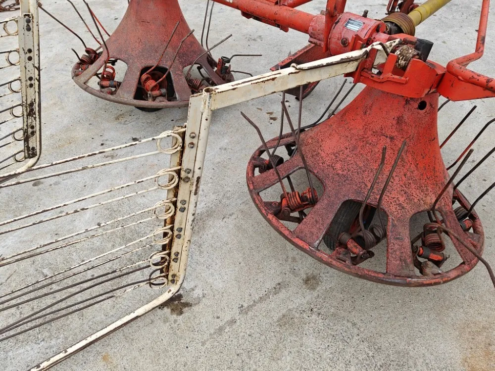 Pyöröharavapöyhin Kuhn KU25 karhottimilla / Ratasvetoinen harvinainen kone, katso video!