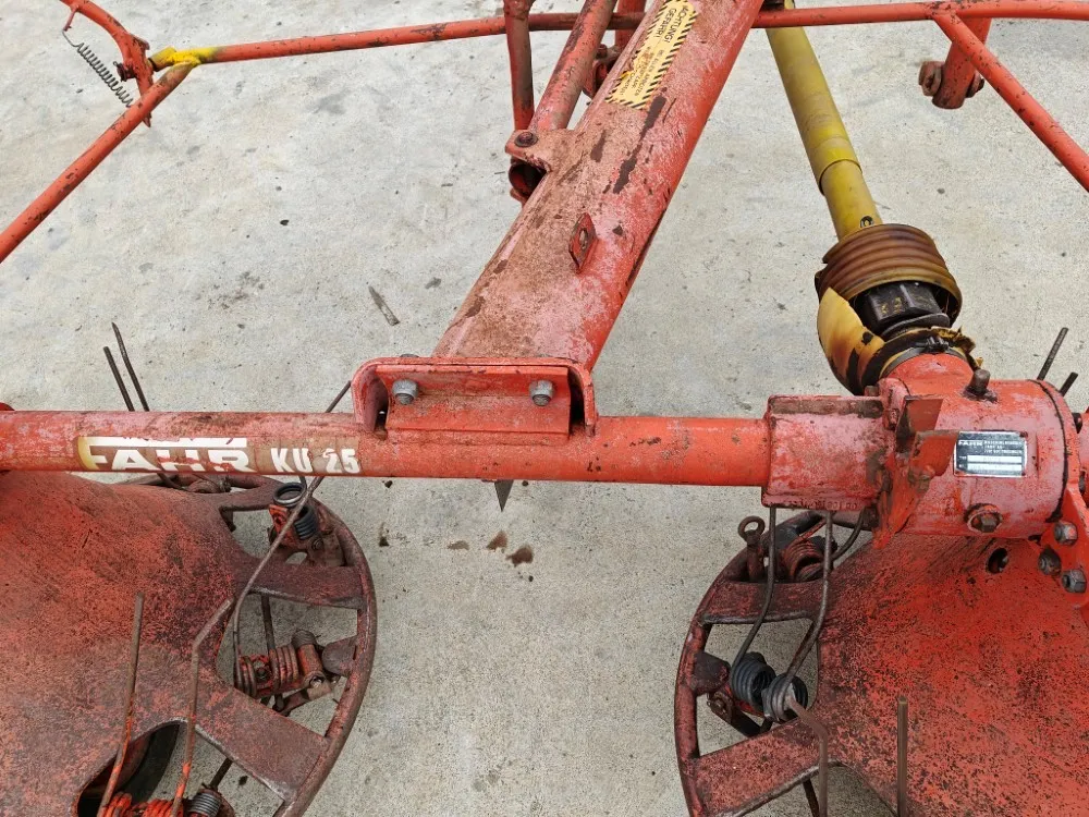 Pyöröharavapöyhin Kuhn KU25 karhottimilla / Ratasvetoinen harvinainen kone, katso video!