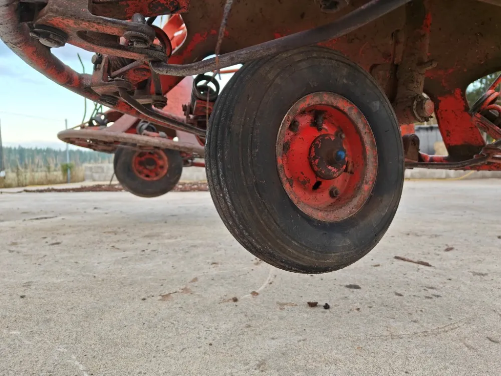 Pyöröharavapöyhin Kuhn KU25 karhottimilla / Ratasvetoinen harvinainen kone, katso video!