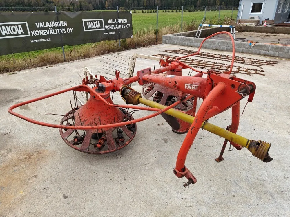 Pyöröharavapöyhin Kuhn KU25 karhottimilla / Ratasvetoinen harvinainen kone, katso video!