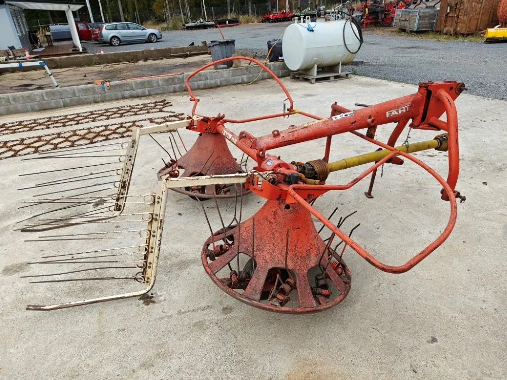 Pyöröharavapöyhin Kuhn KU25 karhottimilla / Ratasvetoinen harvinainen kone, katso video!