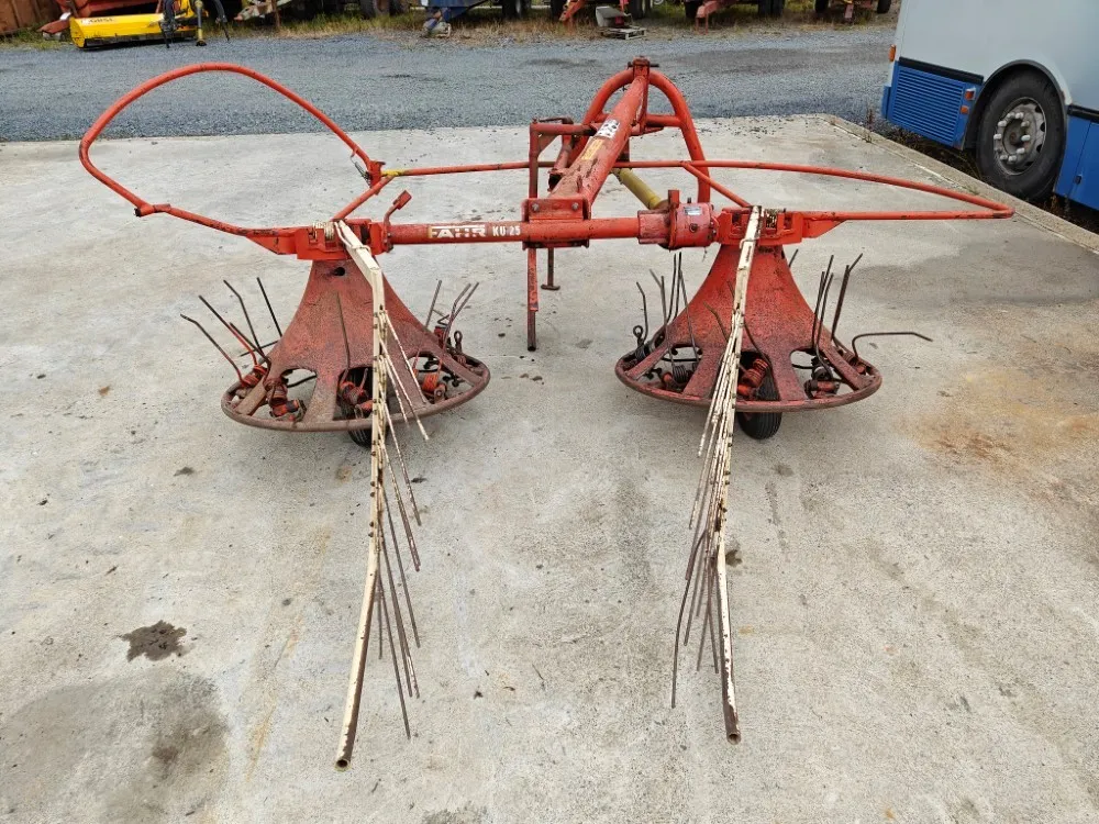 Pyöröharavapöyhin Kuhn KU25 karhottimilla / Ratasvetoinen harvinainen kone, katso video!