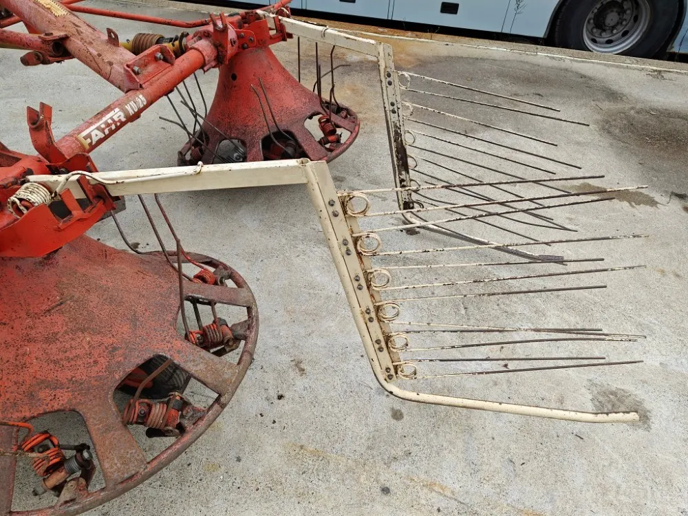 Pyöröharavapöyhin Kuhn KU25 karhottimilla / Ratasvetoinen harvinainen kone, katso video!