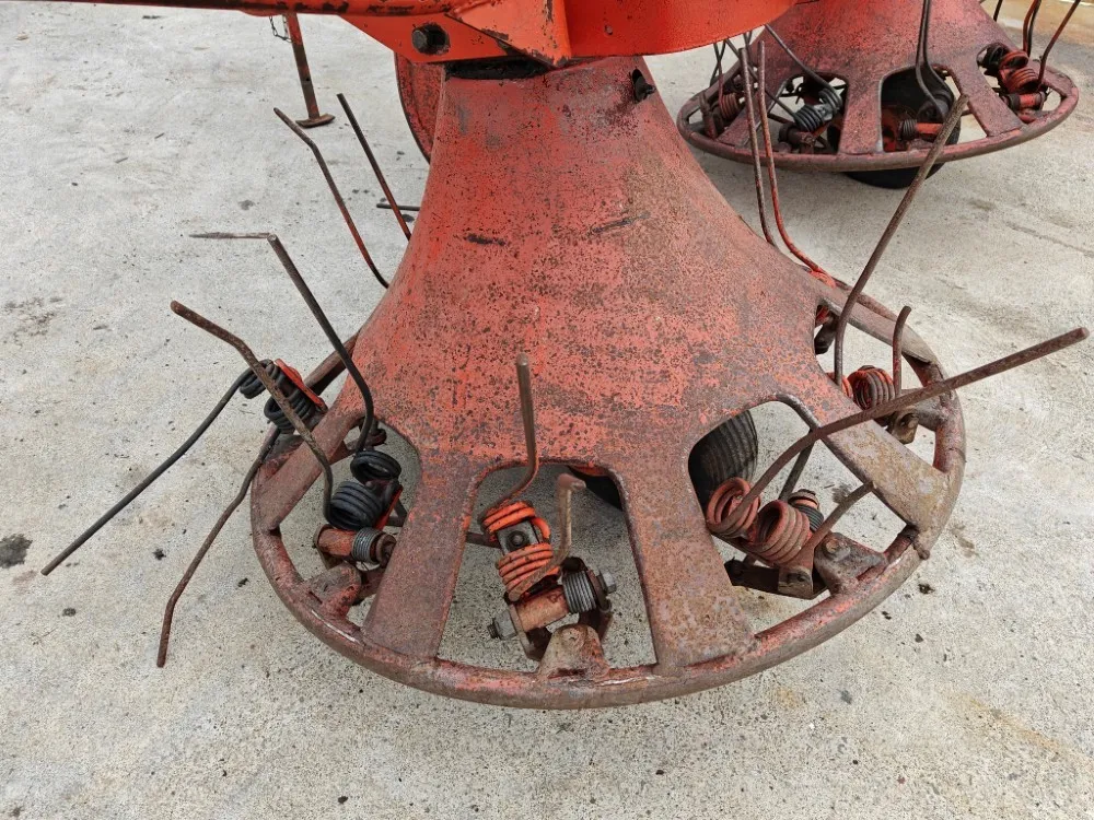 Pyöröharavapöyhin Kuhn KU25 karhottimilla / Ratasvetoinen harvinainen kone, katso video!