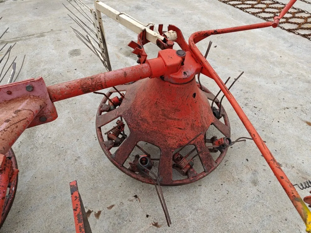 Pyöröharavapöyhin Kuhn KU25 karhottimilla / Ratasvetoinen harvinainen kone, katso video!