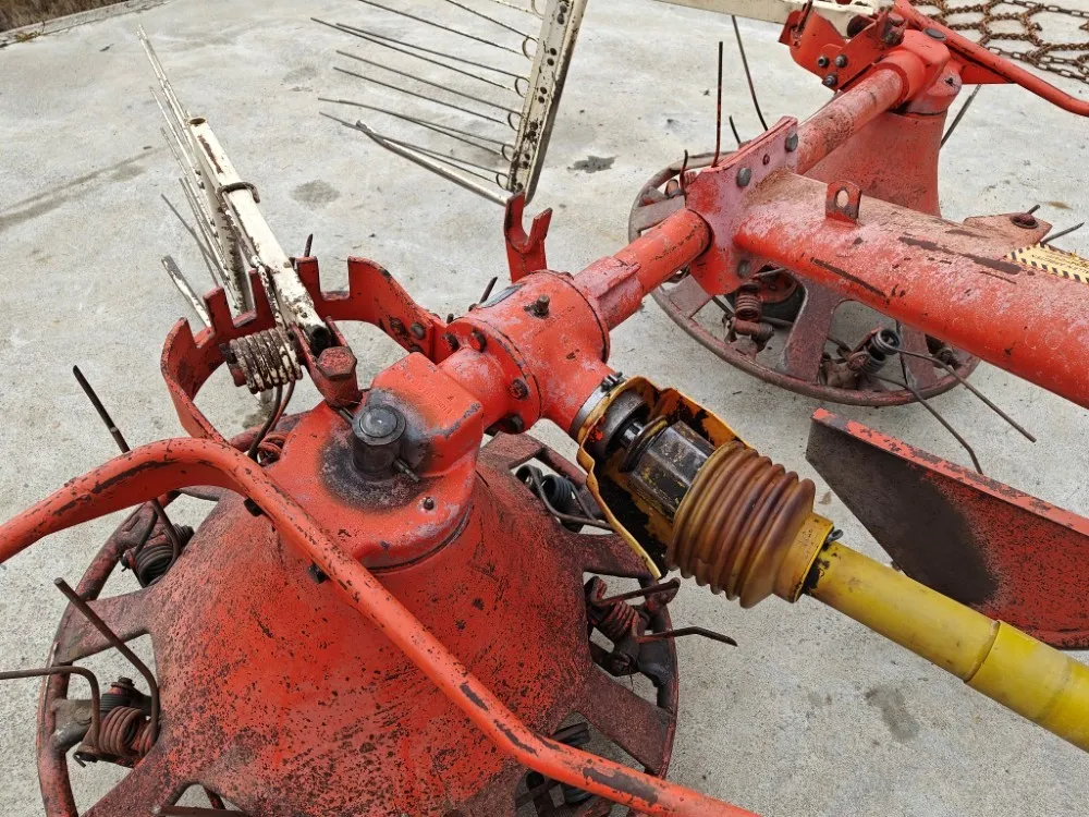 Pyöröharavapöyhin Kuhn KU25 karhottimilla / Ratasvetoinen harvinainen kone, katso video!