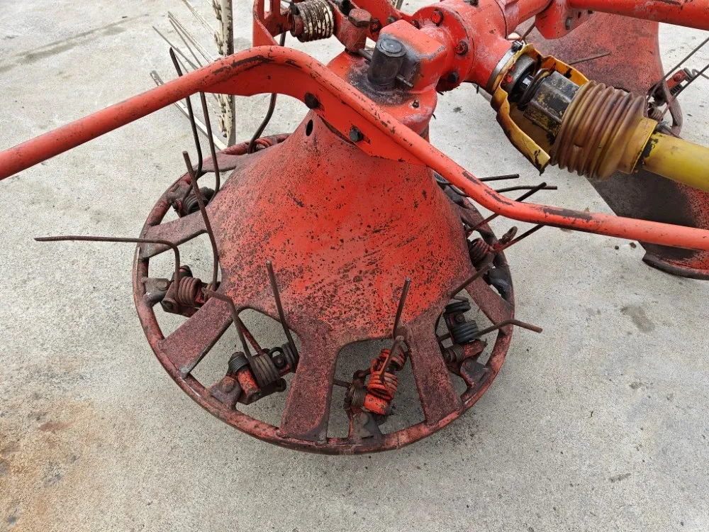 Pyöröharavapöyhin Kuhn KU25 karhottimilla / Ratasvetoinen harvinainen kone, katso video!