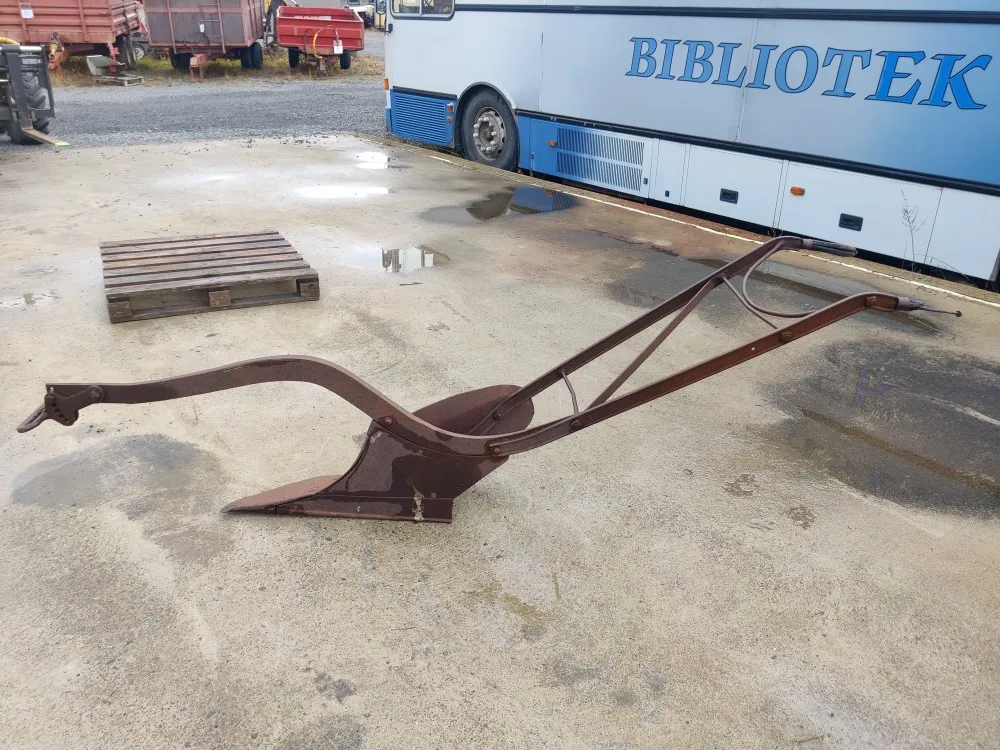 Hevoskyntöaura / ja varaosakone mukaan