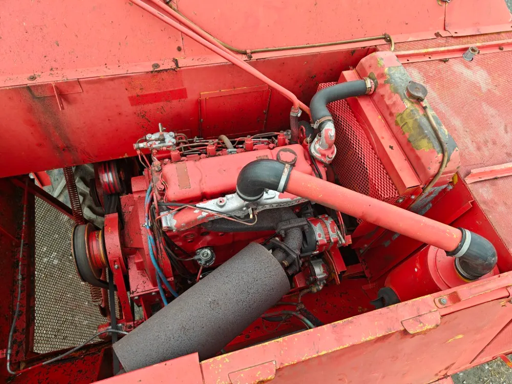 Massey Ferguson 430 leikkuupuimuri / Hytillinen - Katso video!