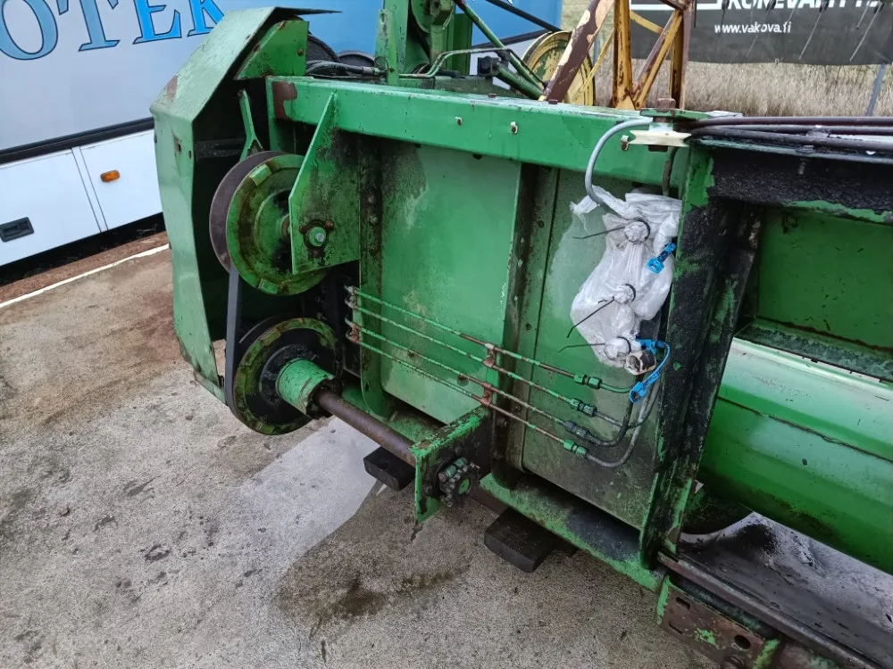 John Deere leikkuupöytä - 12 jalkaa / Työleveys 360cm - 965 leikkuupuimurista