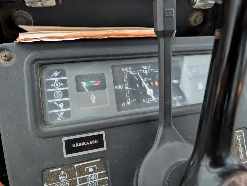 Fiat 780DT neliveto / Traktori led-työvaloilla - Katso video