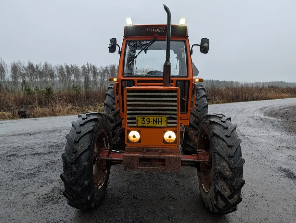 Fiat 780DT neliveto / Traktori led-työvaloilla - Katso video