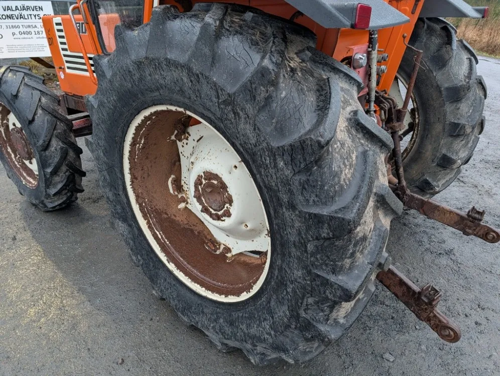 Fiat 780DT neliveto / Traktori led-työvaloilla - Katso video